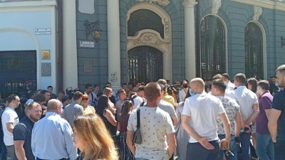 У центрі Чернівці проводять акцію "Я вимагаю доріг" - фото