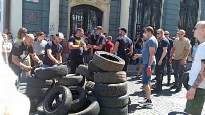 У центрі Чернівці проводять акцію "Я вимагаю доріг" - фото