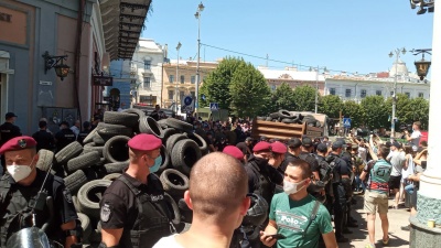 Пікет у Чернівцях: активісти влаштували "похорон" шинам – фото