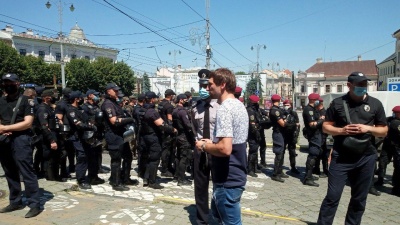 «Замінування» і мем з труною: як у Чернівцях активісти вимагали ремонту доріг