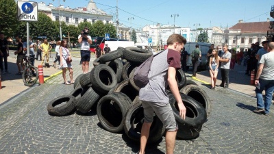 «Замінування» і мем з труною: як у Чернівцях активісти вимагали ремонту доріг