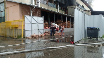 Масштабна пожежа у Чернівцях: вогонь майже загасили - фото