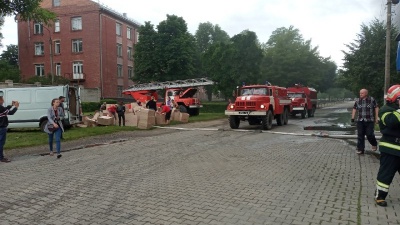 Масштабна пожежа у Чернівцях: вогонь майже загасили - фото