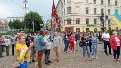 «Бужанського нам підкинула Росія»: у Чернівцях жителі вийшли на акцію на підтримку української мови