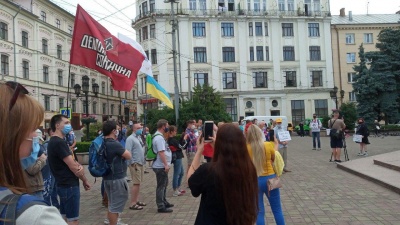 «Бужанського нам підкинула Росія»: у Чернівцях жителі вийшли на акцію на підтримку української мови