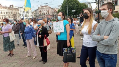 «Бужанського нам підкинула Росія»: у Чернівцях жителі вийшли на акцію на підтримку української мови