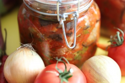 Мариновані огірки в томатній заливці —  рецепт