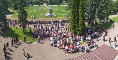 У Хотині збирають підписи за висловлення недовіри Осачуку і Божику