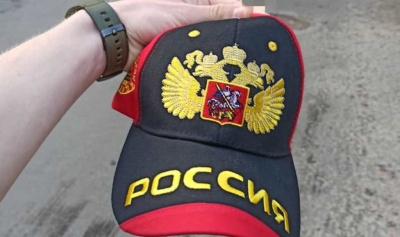 У Чернівцях виник скандал через кепку з написом «Россия»: чоловік одягнув її та пішов у ТЦ