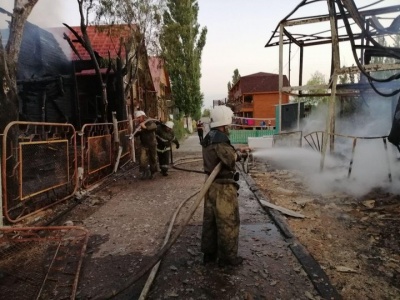 Вночі у курортній Затоці згоріли дві бази відпочинку - фото