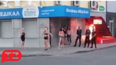 «Брудні танці»: стриптизерки влаштували еротичне шоу в центрі Луцька, глядачами були й діти – відео