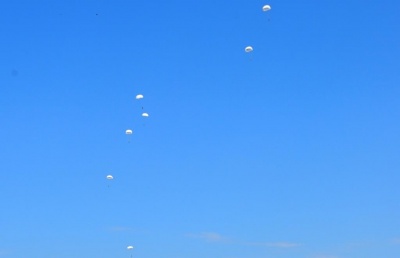 У Лужанах на аеродромі десантники стрибають з парашутами – фото