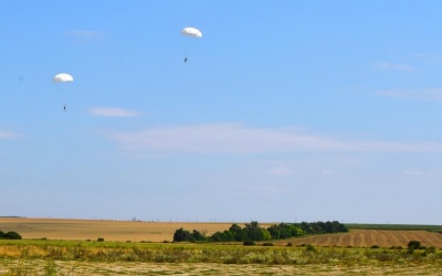 У Лужанах на аеродромі десантники стрибають з парашутами – фото