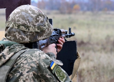 На Донбасі бойовики поранили трьох українських військових