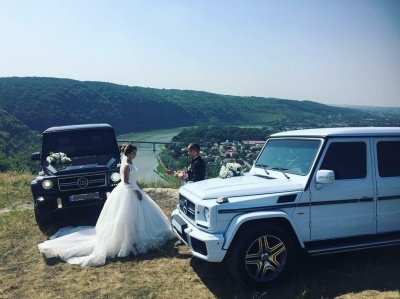 Потрібне шикарне авто? У "ІкваПрокат" знають, який лімузин доповнить ваше свято!*