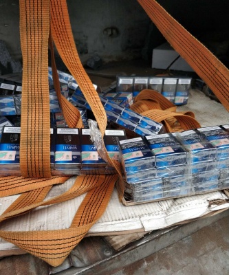 На Буковині митники виявили рекордну партію контрабандних цигарок