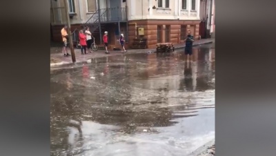 Новенький асфальт потонув: вулиця Руська перетворилась на річку після невеликого дощу - відео