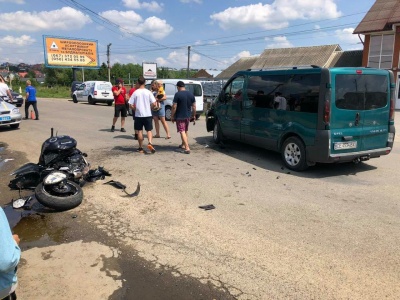 На Буковині легковик зіткнувся з мотоциклом: є потерпілі