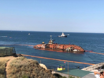 В Одесі почали піднімати затонулий танкер Delfi - фото