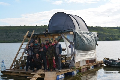 Мандрівники з Буковини 5 днів плавали Дністром на саморобному плоту: на ньому спали і готували