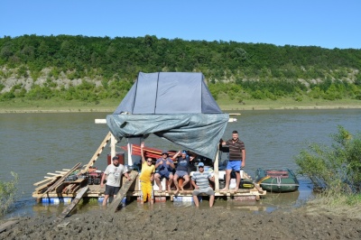 Мандрівники з Буковини 5 днів плавали Дністром на саморобному плоту: на ньому спали і готували