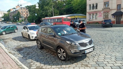 Не пропустив швидку - штраф: у Чернівцях поліція перевірила водіїв