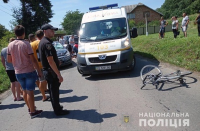 На Буковині водій Opel наїхав на велосипедиста, його госпіталізували