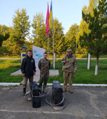 На Буковині прикордоники затримали двох пачкарів, які намагилися доставити до Румунії цигарки
