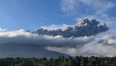 Стовп попелу на 5 кілометрів. В Індонезії прокинувся вулкан - відео