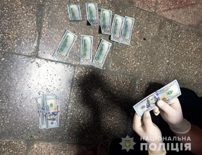 Хабар у Чернівцях: силовики затримали посадовицю приватної фірми, яка вимагала $2 тис