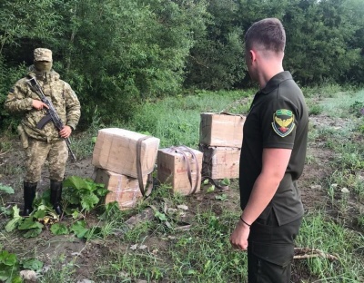 На Буковині контрабандисти втекли від прикордонників, покинувши ящики з цигарками