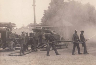 Невідома Буковина: перші пожежники в Чернівцях возили бочки з водою на фірах