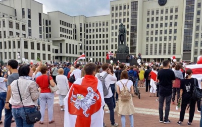 Протести в Мінську: Біля Будинку уряду зібралися тисячі людей