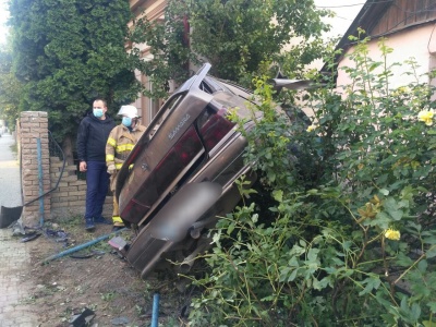 ДТП у Чернівцях: ВАЗ вилетів на подвір'я будинку і перекинувся - фото