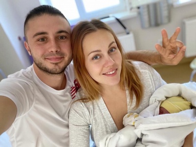 Тарас Тополя і Alyosha втретє стали батьками і показали новонароджену доньку