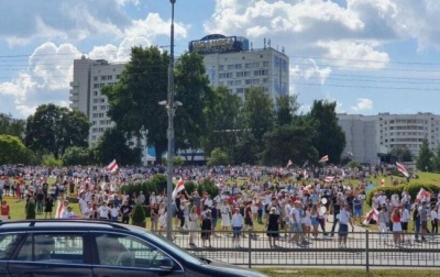 Протести у Білорусі. "Ланцюг солідарності" в Мінську зібрав близько 100 тисяч осіб