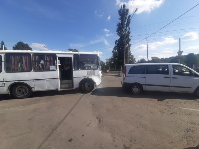 На Буковині Мерседес зіткнувся з автобусом