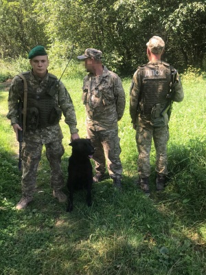 На Буковині прикордонники затримали порушників за допомогою тепловізора та службового собаки