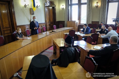 Голова Чернівецької ОДА попросив священників у церкві розповідати про коронавірус