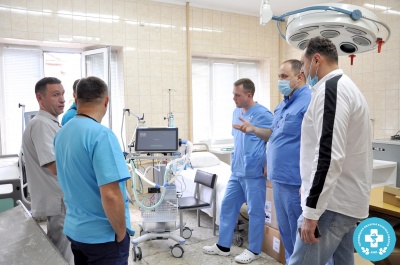На Буковині благодійники подарували лікарні сучасні апарати ШВЛ