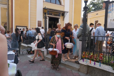 Натовпи і без масок: у храмах Чернівців освячують кошики з фруктами - фото