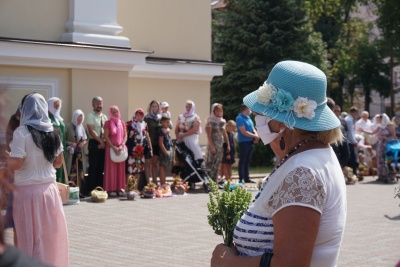 Натовпи і без масок: у храмах Чернівців освячують кошики з фруктами - фото