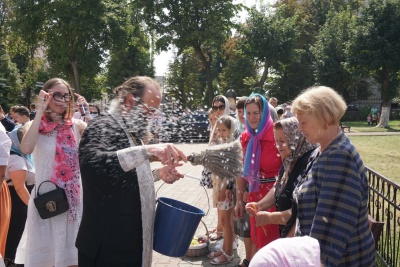 Натовпи і без масок: у храмах Чернівців освячують кошики з фруктами - фото