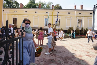 Натовпи і без масок: у храмах Чернівців освячують кошики з фруктами - фото