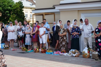 Натовпи і без масок: у храмах Чернівців освячують кошики з фруктами - фото