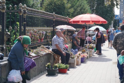 Натовпи і без масок: у храмах Чернівців освячують кошики з фруктами - фото