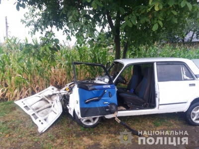 Врізався у стовп: на Буковині внаслідок ДТП постраждали двоє людей – фото