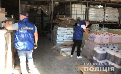 У Києві поліція вилучила понад 10 тонн мийних засобів із соляною кислотою 