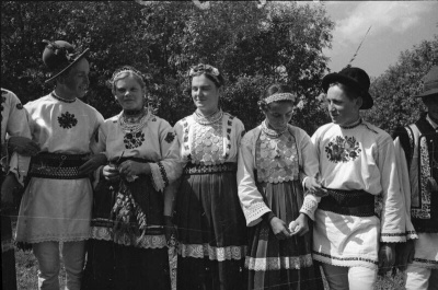 Святкування тривало тиждень: у мережі виклали старі фото весіль на Буковині