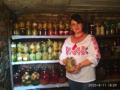 «Квіти» з кабачків і помідорів: на Буковині жінка робить дизайнерські консервації - фото
